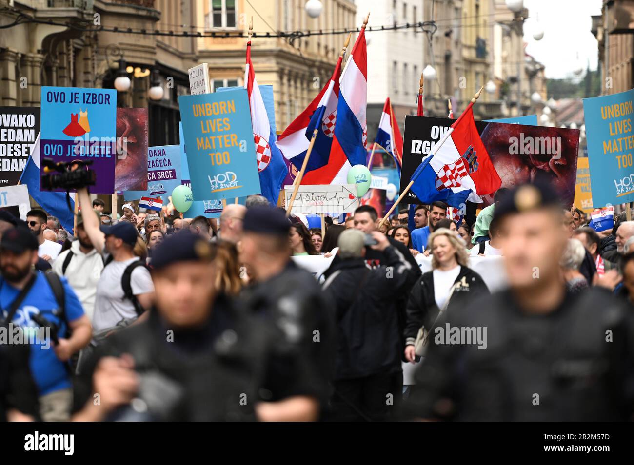 Zagabria, Croazia. 20th maggio, 2023. La gente partecipa alla marcia anti-aborto Walk for Life nel centro di Zagabria. Una passeggiata per la vita, la famiglia e la Croazia è stata organizzata dall'associazione in nome della famiglia, chiedendo un divieto legale sull'aborto, cioè la protezione della vita dal concepimento, a Zagabria, Croazia, il maggio Zoe Sarlija/PIXSELL Credit: Pixsell/Alamy Live News Foto Stock
