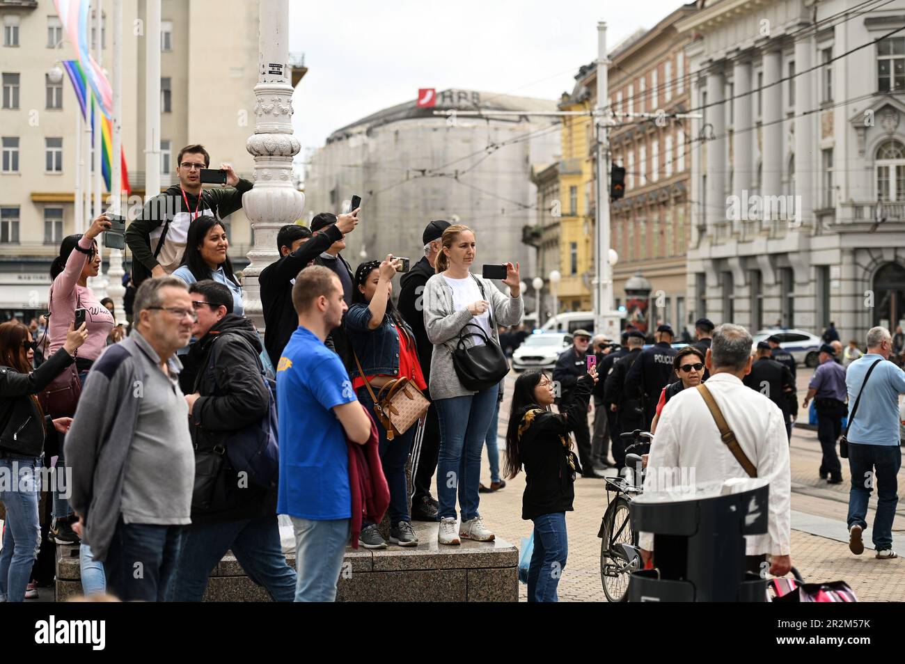 Zagabria, Croazia. 20th maggio, 2023. La gente partecipa alla marcia anti-aborto Walk for Life nel centro di Zagabria. Una passeggiata per la vita, la famiglia e la Croazia è stata organizzata dall'associazione in nome della famiglia, chiedendo un divieto legale sull'aborto, cioè la protezione della vita dal concepimento, a Zagabria, Croazia, il maggio Zoe Sarlija/PIXSELL Credit: Pixsell/Alamy Live News Foto Stock