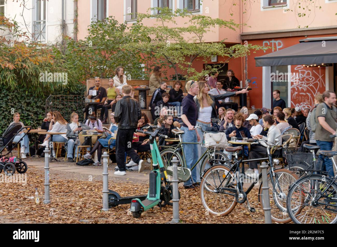 Cafe la Maison am Landwehrkanal, Paul-Lincke-Ufer, Kreuzberg, Berlino Foto Stock