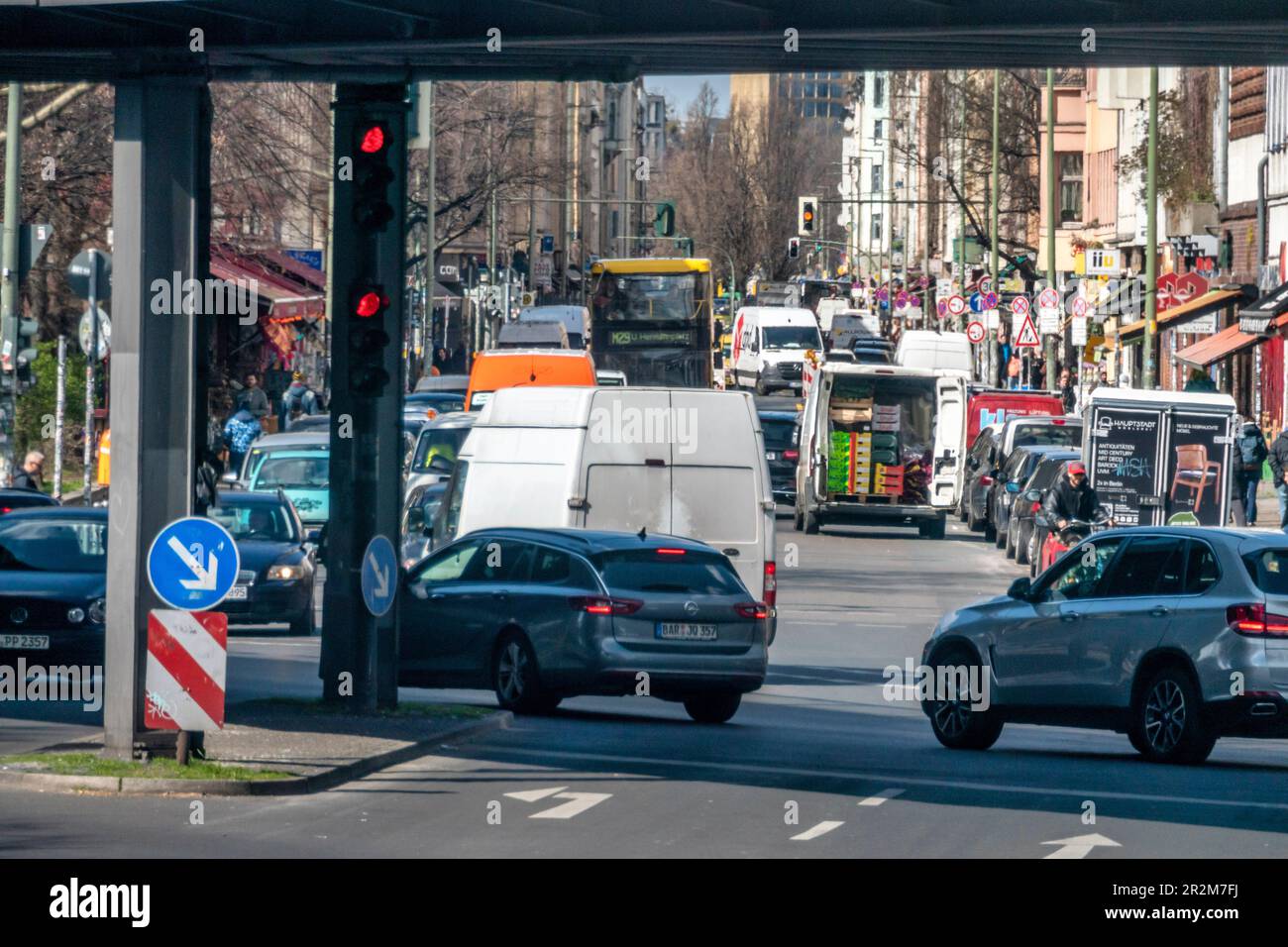 Fahrzeuge in zweiter Reihe auf der Oranienstrasse blockieren den Verkehr in Kreuzberg , Berlino, Kreuzberg Foto Stock
