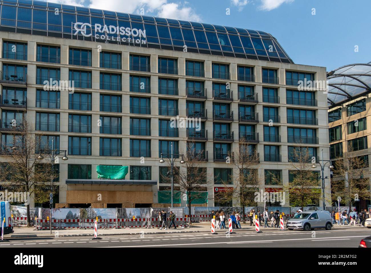 Aussenansicht des Radisson Cellection a Berlino-Mitte. Monate nachdem das riesiges Aquarium geplatzt war ist das Hotel nach immer eine Baustelle. Foto Stock