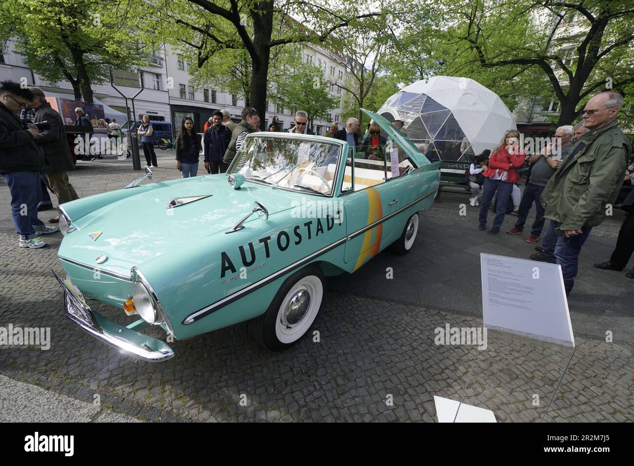Classic Days Berlin 2023 - Oldtimer Show auf dem Kurfürstendamm a Berlino am 07.05.2023. Mehr al 2000 hochwertige klassische Fahrzeuge werden auf dem Foto Stock