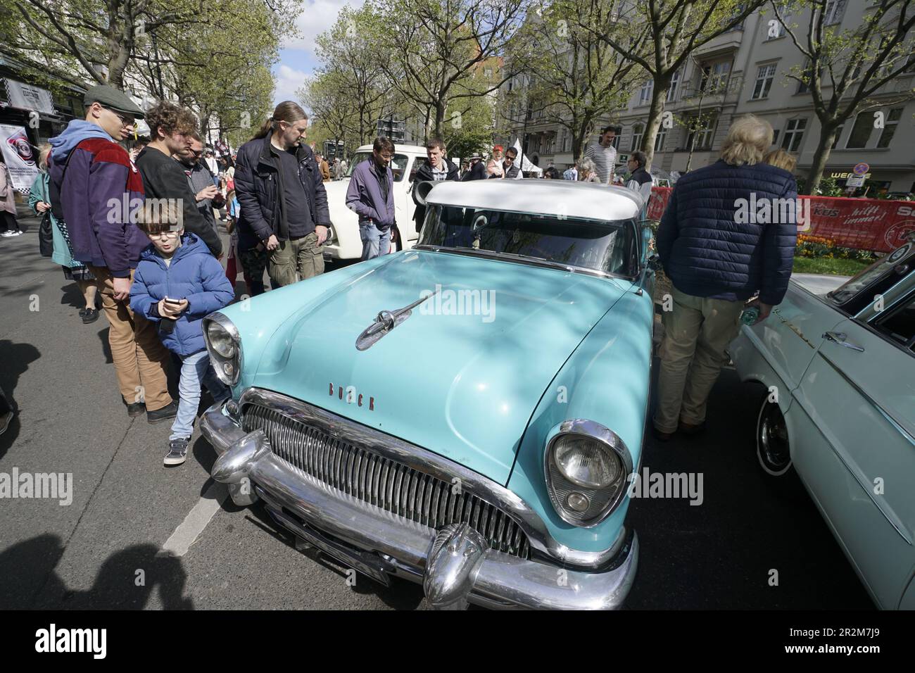 Buick Oldtimer , Classic Days Berlin 2023 - Oldtimer Show auf dem Kurfürstendamm in Berlin am 07.05.2023. Mehr al 2000 hochwertige klassische Fahrzeu Foto Stock