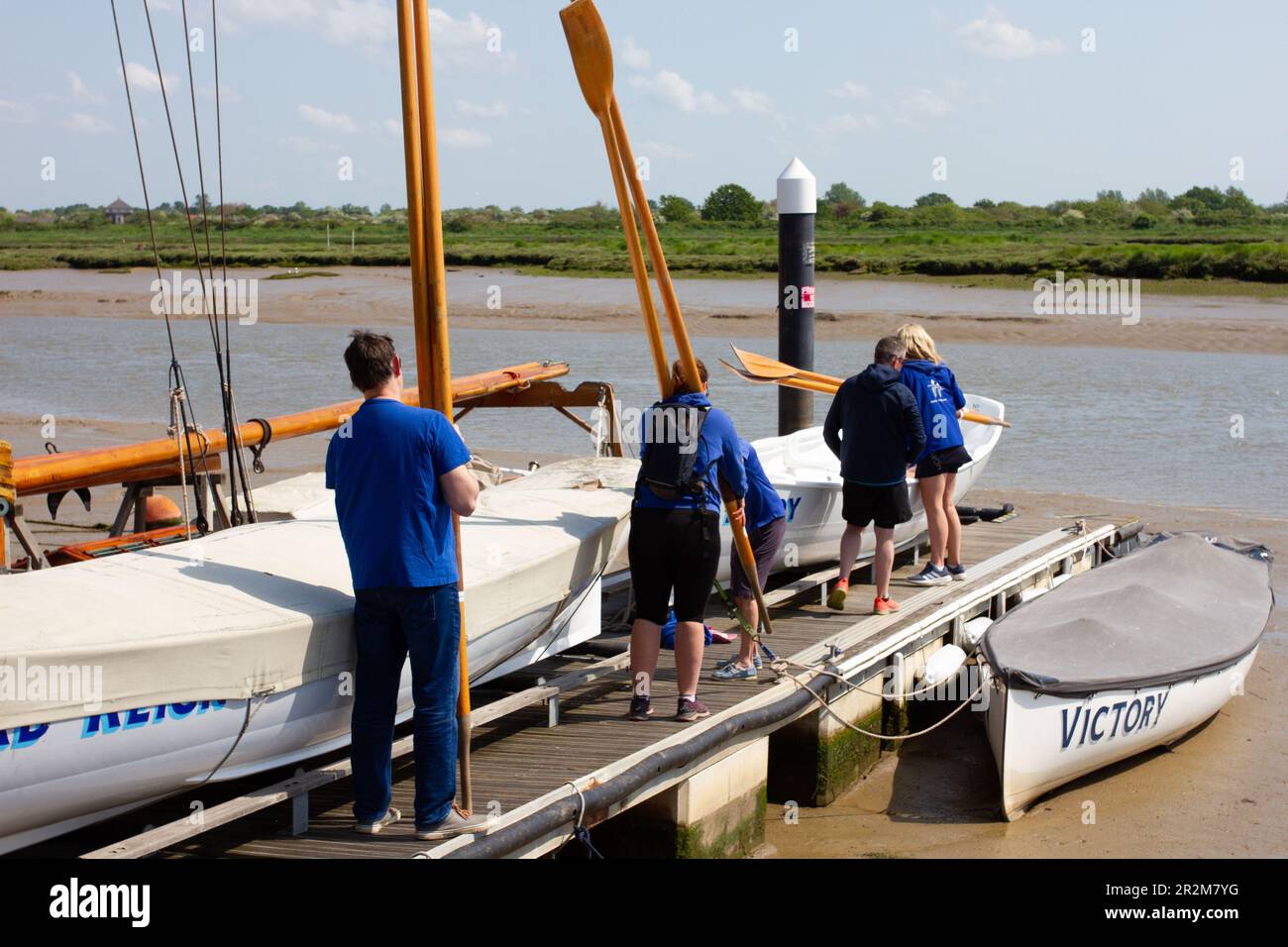 Maldon, Essex, Gran Bretagna. 20/05/2023. Molo di Hythe. I membri del Maldon Gig Rowing Club CIC si preparano a prendere in acqua da oggi 12pm, dove inviteranno persone di tutte le età a venire a provare il Rowing durante una delle loro sessioni di assalto sotto la guida di soci esperti del club di canottaggio. Helen Cowles / Alamy Live News Foto Stock