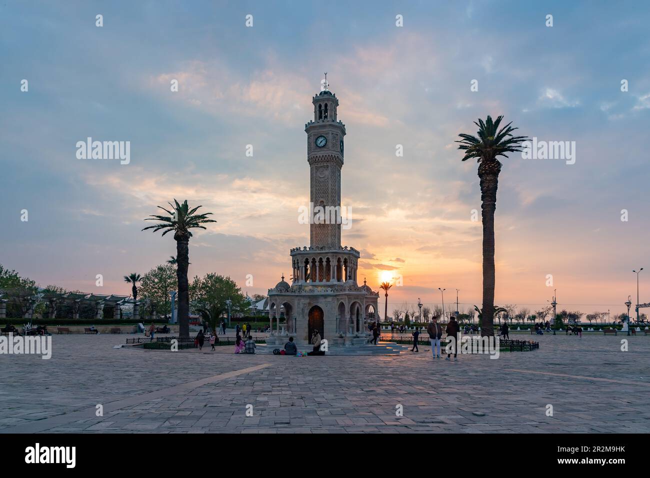 Una foto della Torre dell'Orologio di Smirne e della Piazza Konak al tramonto. Foto Stock