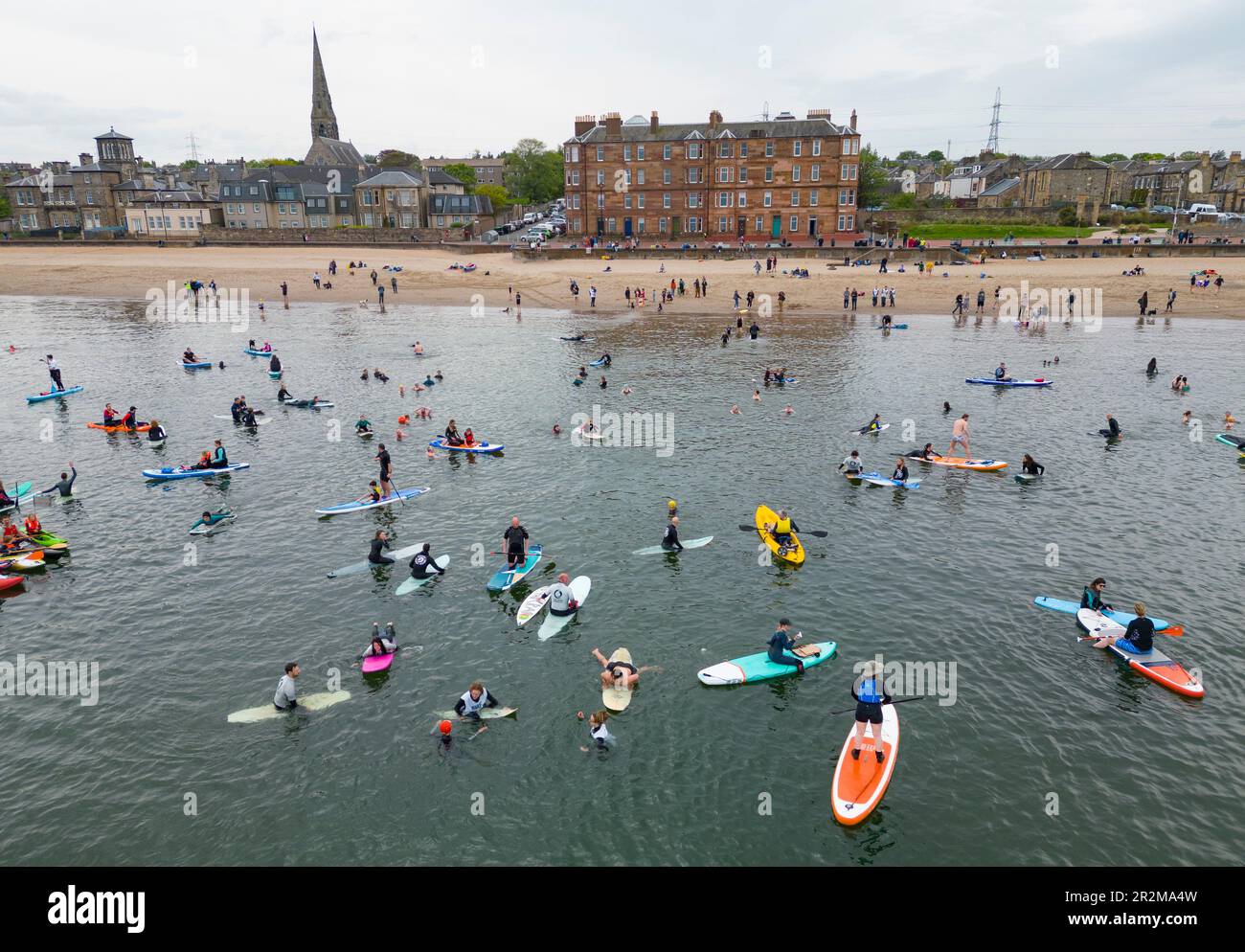 Portobello, Edimburgo, Scozia, Regno Unito. 20 maggio 2023. Gli appassionati di sport acquatici hanno preso il mare a portobello Beach e in altri luoghi in tutto il Regno Unito per una protesta a paddle-out contro le acque reflue di scarico nei corsi d'acqua . L'evento è stato organizzato dal gruppo di protesta Surfers Against Sewage. Iain Masterton/Alamy Live News Foto Stock