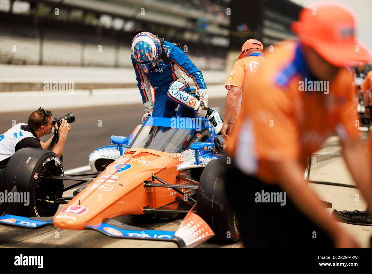 Indianapolis, Stati Uniti. 19th maggio, 2023. INDIANAPOLIS, INDIANA - 19 MAGGIO: Scott Dixon (9) della Nuova Zelanda e chip Ganassi Racing, pratica sul Venerdì veloce prima del 2023 Indy 500 a Indianapolis Motor Speedway il 19 maggio 2023 a Indianapolis, Indiana. Credit: Jeremy Hogan/Alamy Live News Foto Stock