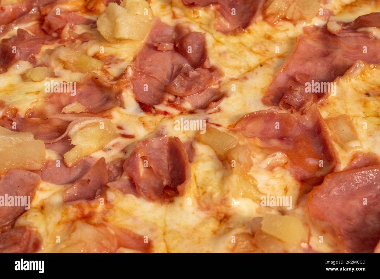 05.04.2023. vienna, austria. dettaglio viste hawaii pizza pic e salsa di pomodoro, formaggio, prosciutto, ananas Foto Stock