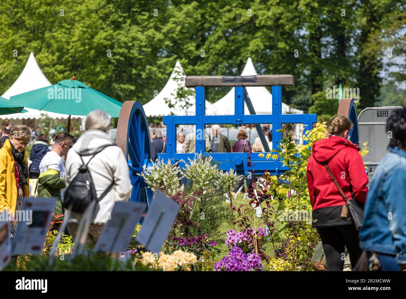 Cottbus, Germania. 20th maggio, 2023. La gente cammina attraverso lo storico vivaio del castello nel Branitz Park, dove i visitatori sono invitati al festival del giardino per l'undicesima volta. Quasi 50 vivai, vivai, coltivatori e manifatture presentano straordinari tesori del mondo vegetale e della loro maestria artigianale. Tra le altre cose, fiori selvatici, varietà di rosa, piante perenni rare, erbe aromatiche, tuberi e piante legnose, piante da laghetto ma anche ceramiche vegetali, mobili da giardino e accessori possono essere acquistati. Credit: Frank Hammerschmidt//Frank Hammerschmidt/dpa/Alamy Live News Foto Stock