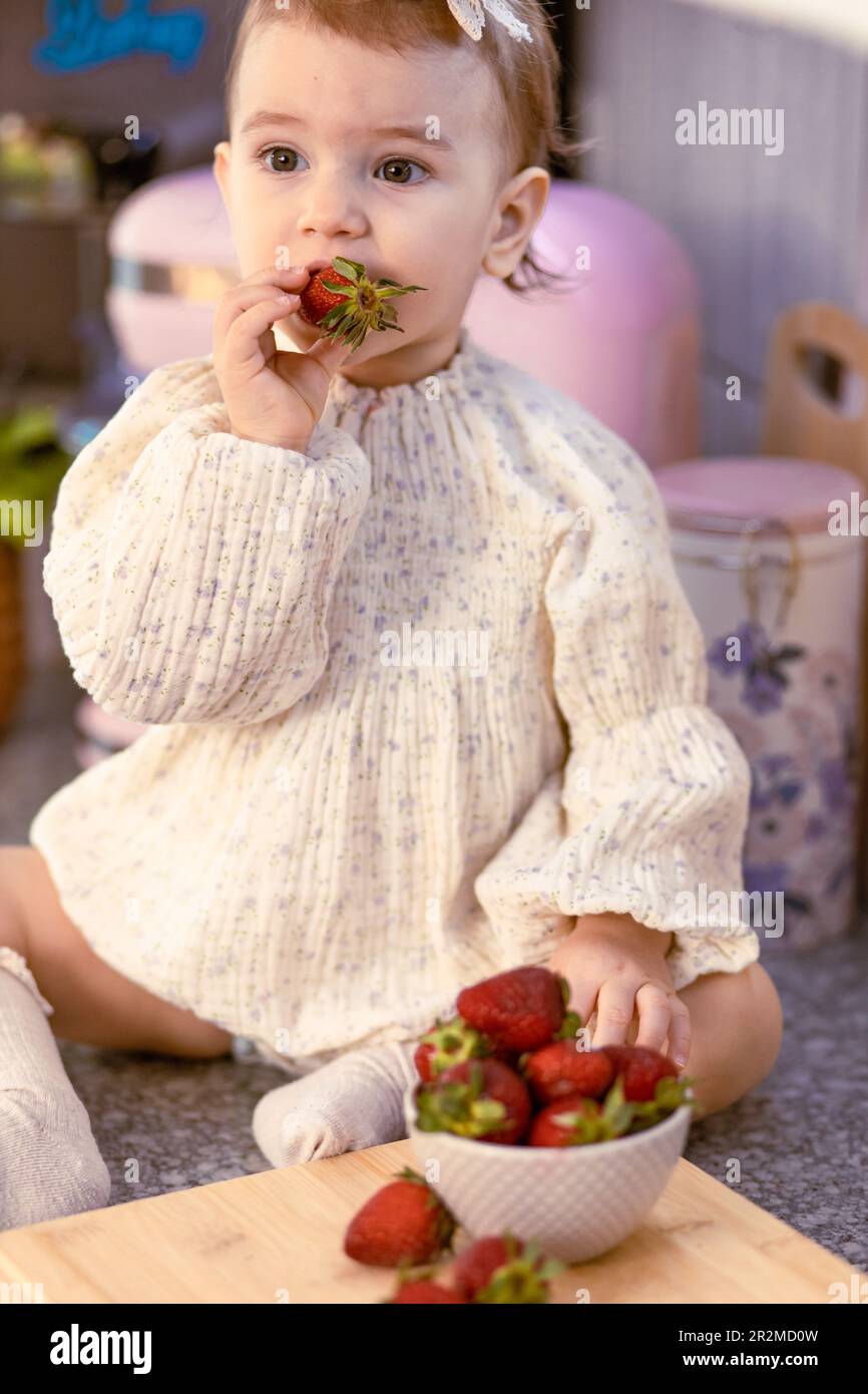 Tavolo da cucina di seduta della bambina immagini e fotografie stock ad  alta risoluzione - Alamy