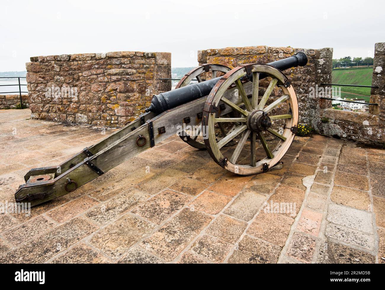 Cannone da trovare dopo aver scalato molti voli di scalini fino alla piattaforma più alta del Mont Orguel Castle, Jersey, Isole del canale. Foto Stock