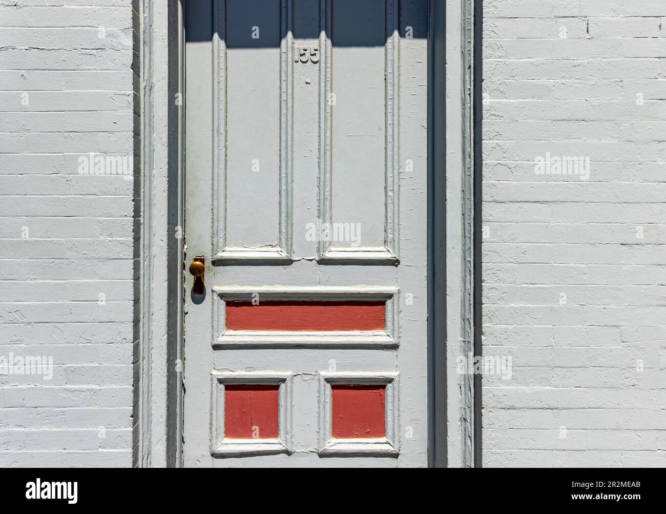 Vecchia porta in pannelli di legno a Northport, NY Foto Stock