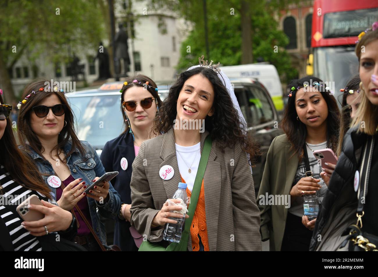 Westminster, Londra, Regno Unito. 20th maggio, 2023. La gallina festeggia con Bride per essere a Westminster, Londra, Regno Unito. Credit: Vedi li/Picture Capital/Alamy Live News Foto Stock