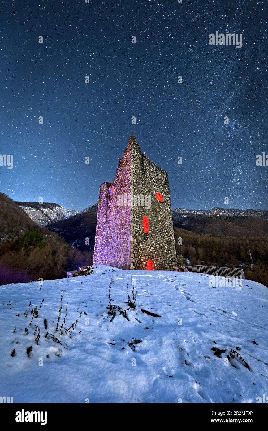 Notte spoky al torrione medievale del castello di Sporo rovina. Sporminore, non Valley, Trentino, Italia. Foto Stock