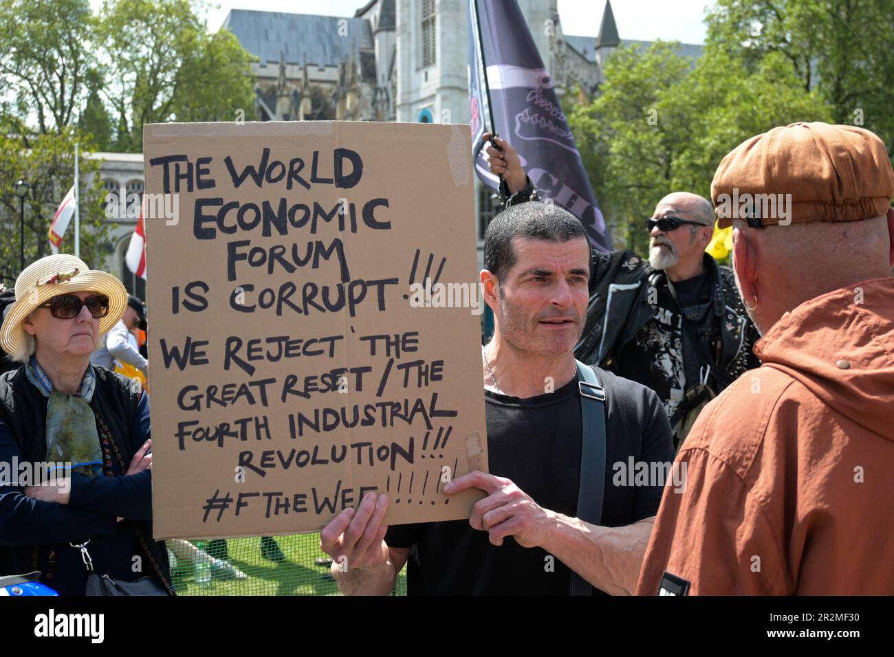 Parliament Square, Londra, Regno Unito. 20th maggio, 2023. Gli attivisti si riuniscono, siamo pronti - diciamo no al nuovo Ordine Mondiale contro i Globalisti senza id digitale, senza agenda 2023, senza agenda 21, senza CBDC, senza città di 15 minuti, senza zero netto, senza ulez, senza reset, il denaro è libertà e giustizia per il vaccino infortunato, Londra, Regno Unito. Credit: Vedi li/Picture Capital/Alamy Live News Foto Stock