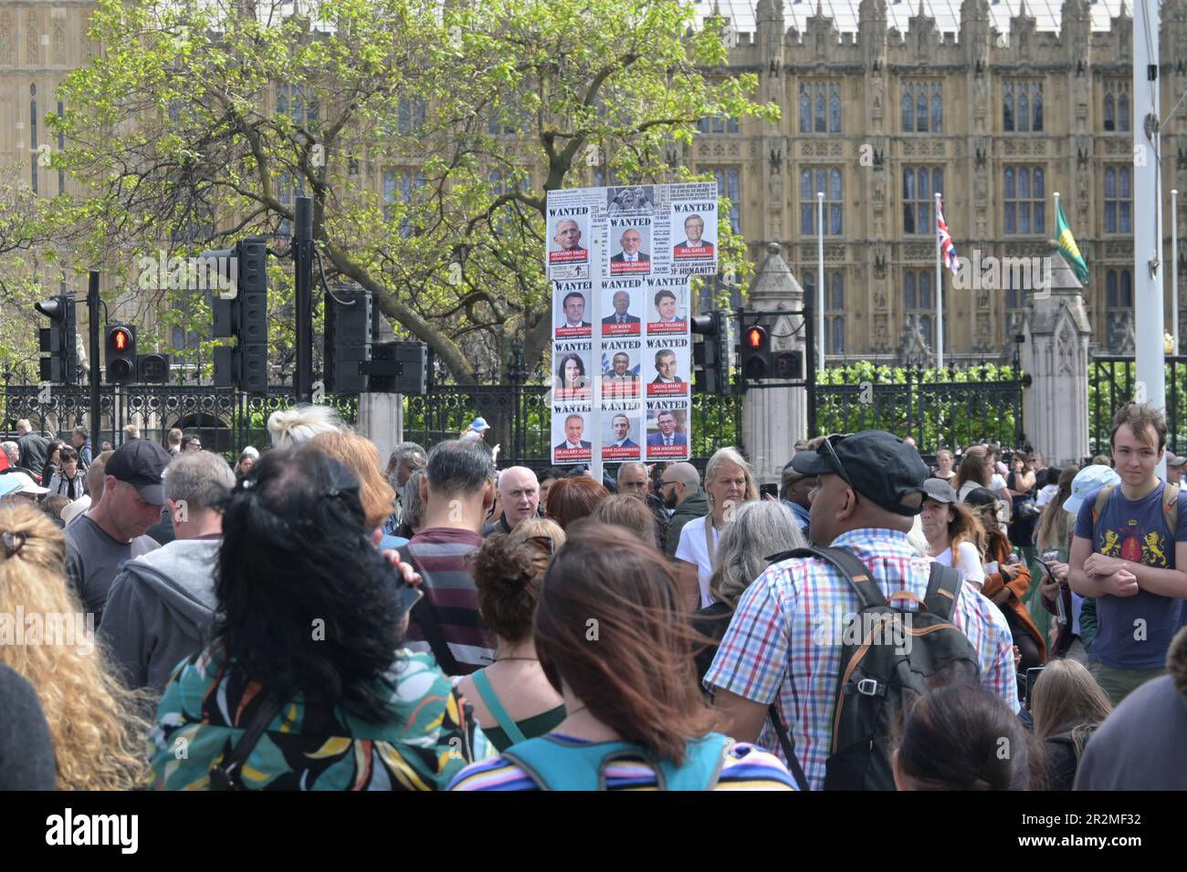 Parliament Square, Londra, Regno Unito. 20th maggio, 2023. Gli attivisti si riuniscono, siamo pronti - diciamo no al nuovo Ordine Mondiale contro i Globalisti senza id digitale, senza agenda 2023, senza agenda 21, senza CBDC, senza città di 15 minuti, senza zero netto, senza ulez, senza reset, il denaro è libertà e giustizia per il vaccino infortunato, Londra, Regno Unito. Credit: Vedi li/Picture Capital/Alamy Live News Foto Stock