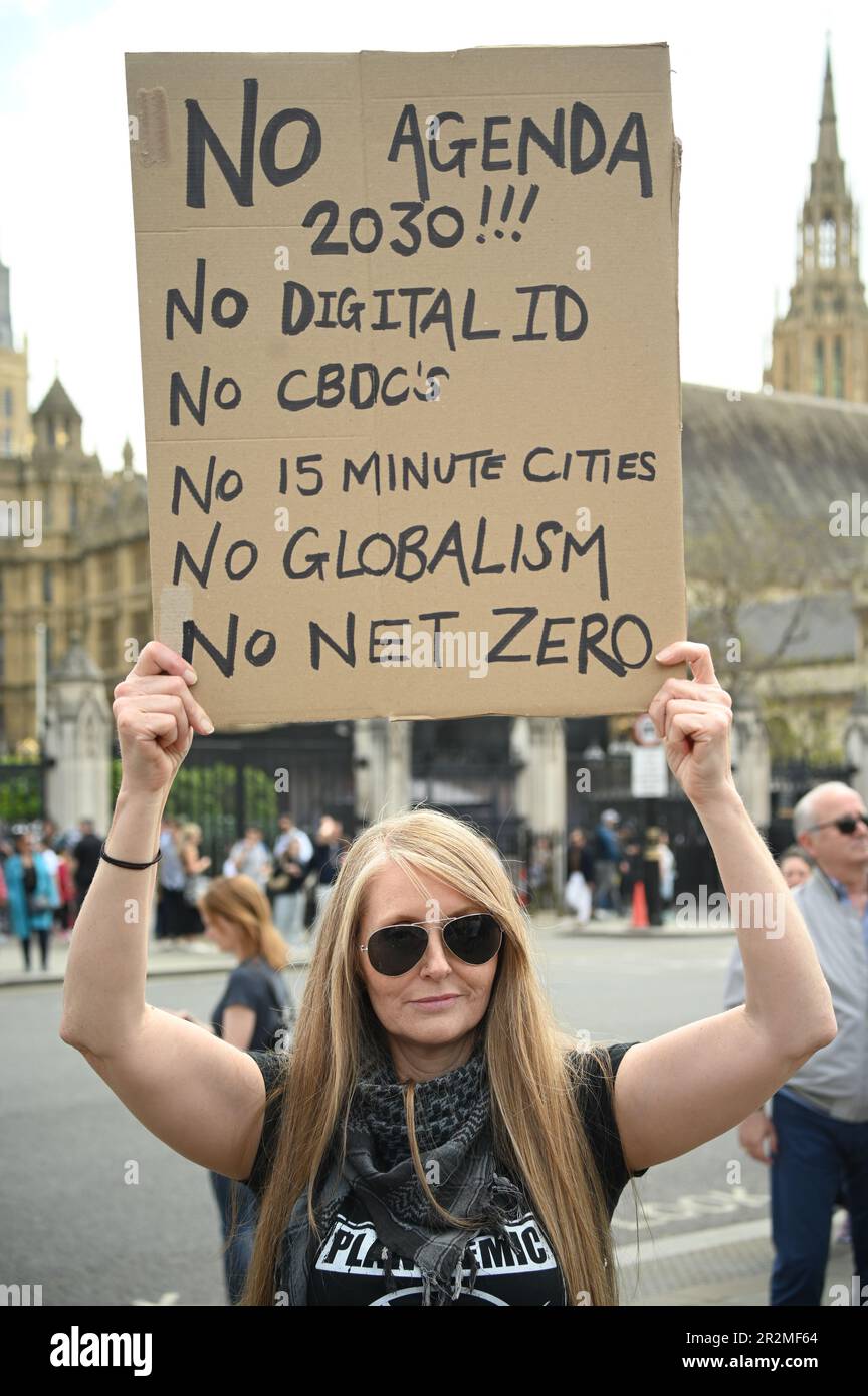 Parliament Square, Londra, Regno Unito. 20th maggio, 2023. Gli attivisti si riuniscono, siamo pronti - diciamo no al nuovo Ordine Mondiale contro i Globalisti senza id digitale, senza agenda 2023, senza agenda 21, senza CBDC, senza città di 15 minuti, senza zero netto, senza ulez, senza reset, il denaro è libertà e giustizia per il vaccino infortunato, Londra, Regno Unito. Credit: Vedi li/Picture Capital/Alamy Live News Foto Stock