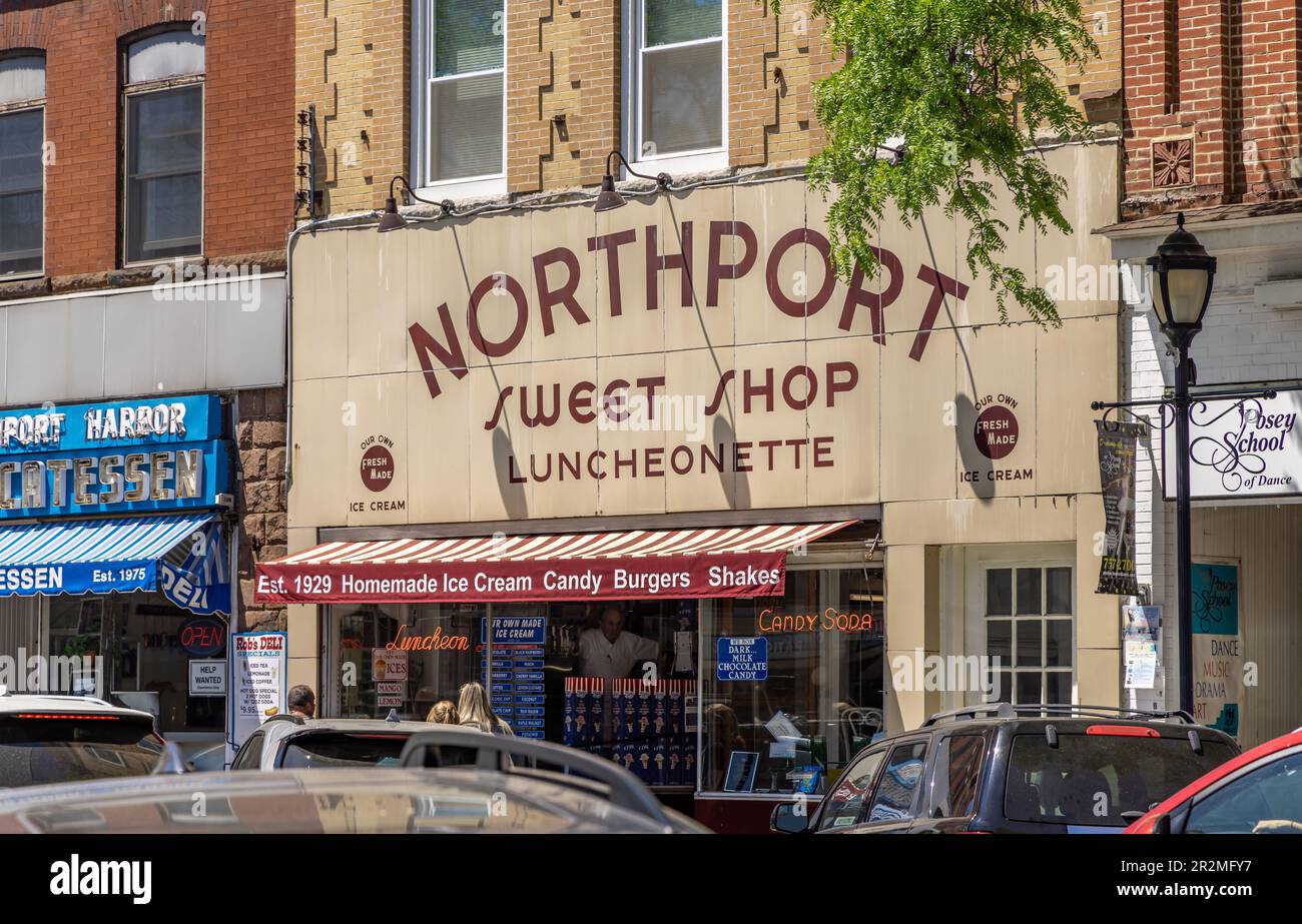 Facciata esterna del Northport Sweet Shop a Northport, NY Foto Stock