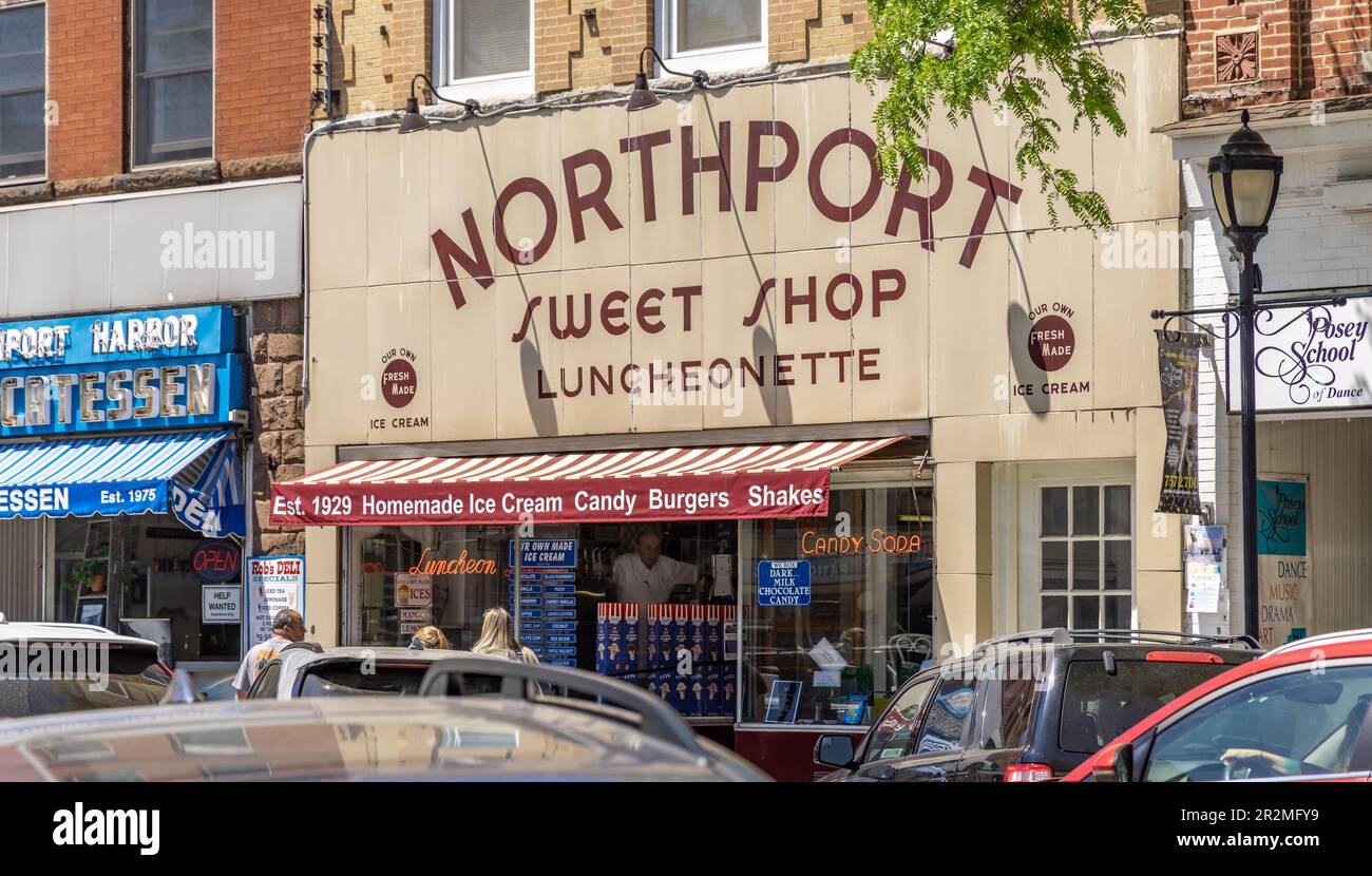 Facciata esterna del Northport Sweet Shop a Northport, NY Foto Stock