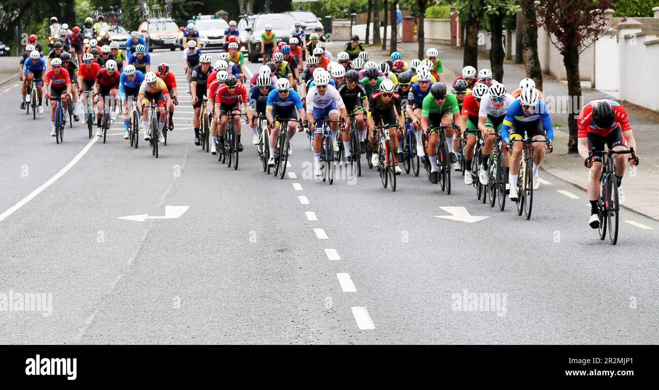 Gara ciclistica: Sprint finiscono come ciclisti in velocità in una gara di Post Rás (Ras Tailteann) per il traguardo a Monaghan Town Foto Stock