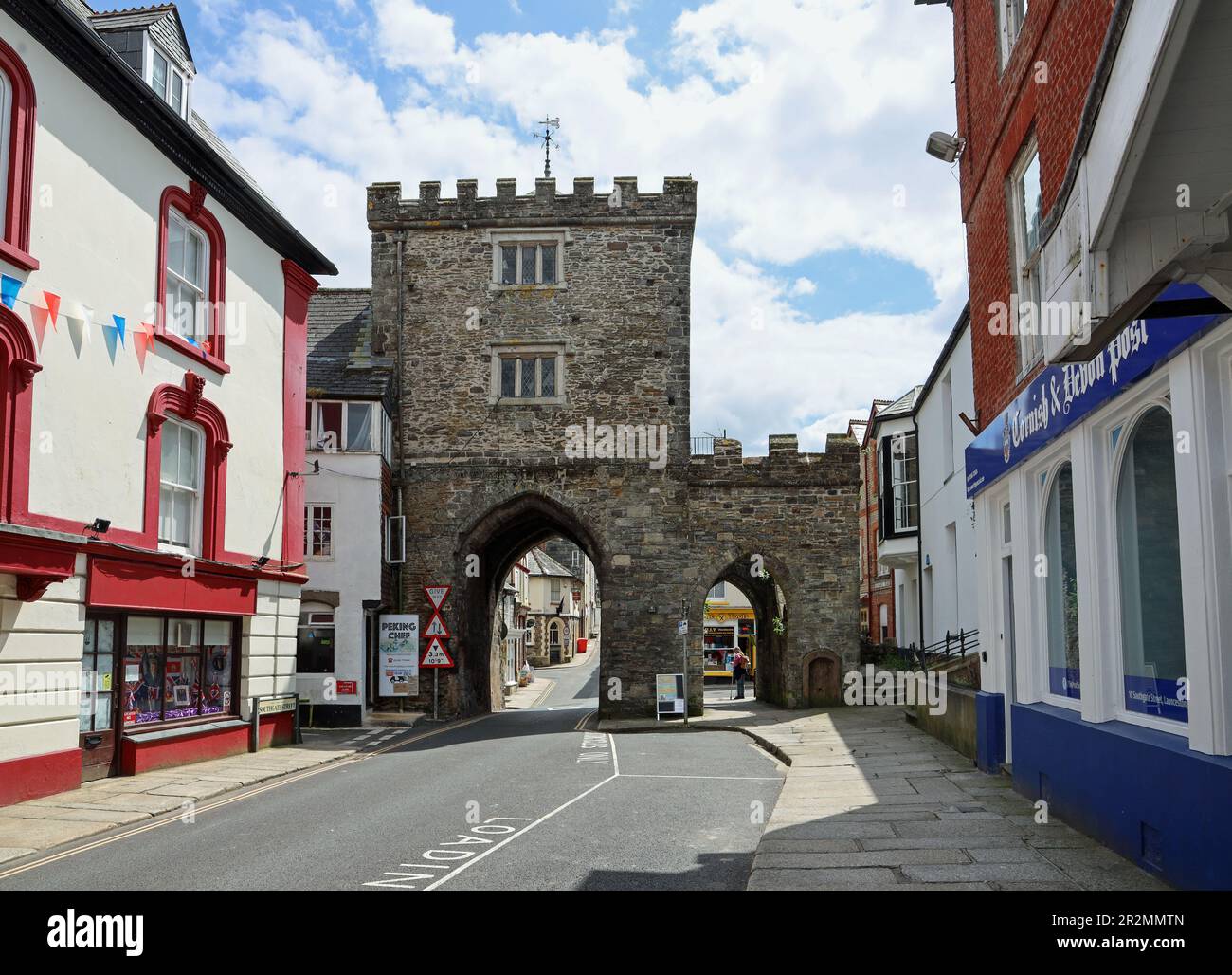 Il Southgate Arch Launceston visto da Southgate Street. La porta rimanente da quando Launceston era una città murata. Conosciuta anche come la Dark House i. Foto Stock