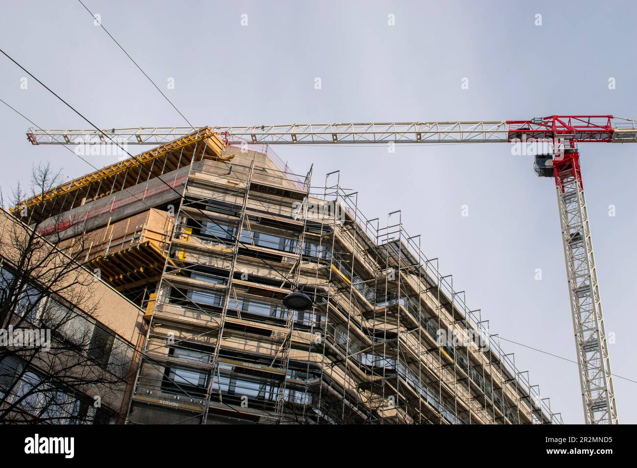 06.04.2023 vienna, austria. Lavori di costruzione sul lato della strada con cielo blu Foto Stock
