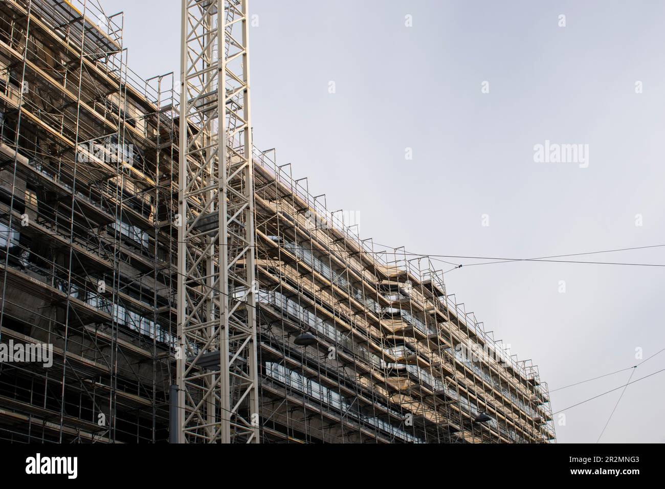 06.04.2023 vienna, austria. Lavori di costruzione sul lato della strada con cielo blu Foto Stock
