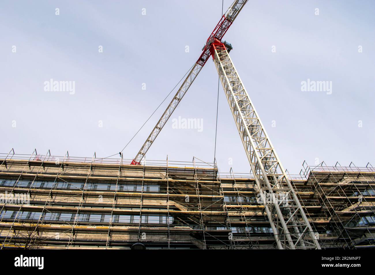 06.04.2023 vienna, austria. Lavori di costruzione sul lato della strada con cielo blu Foto Stock