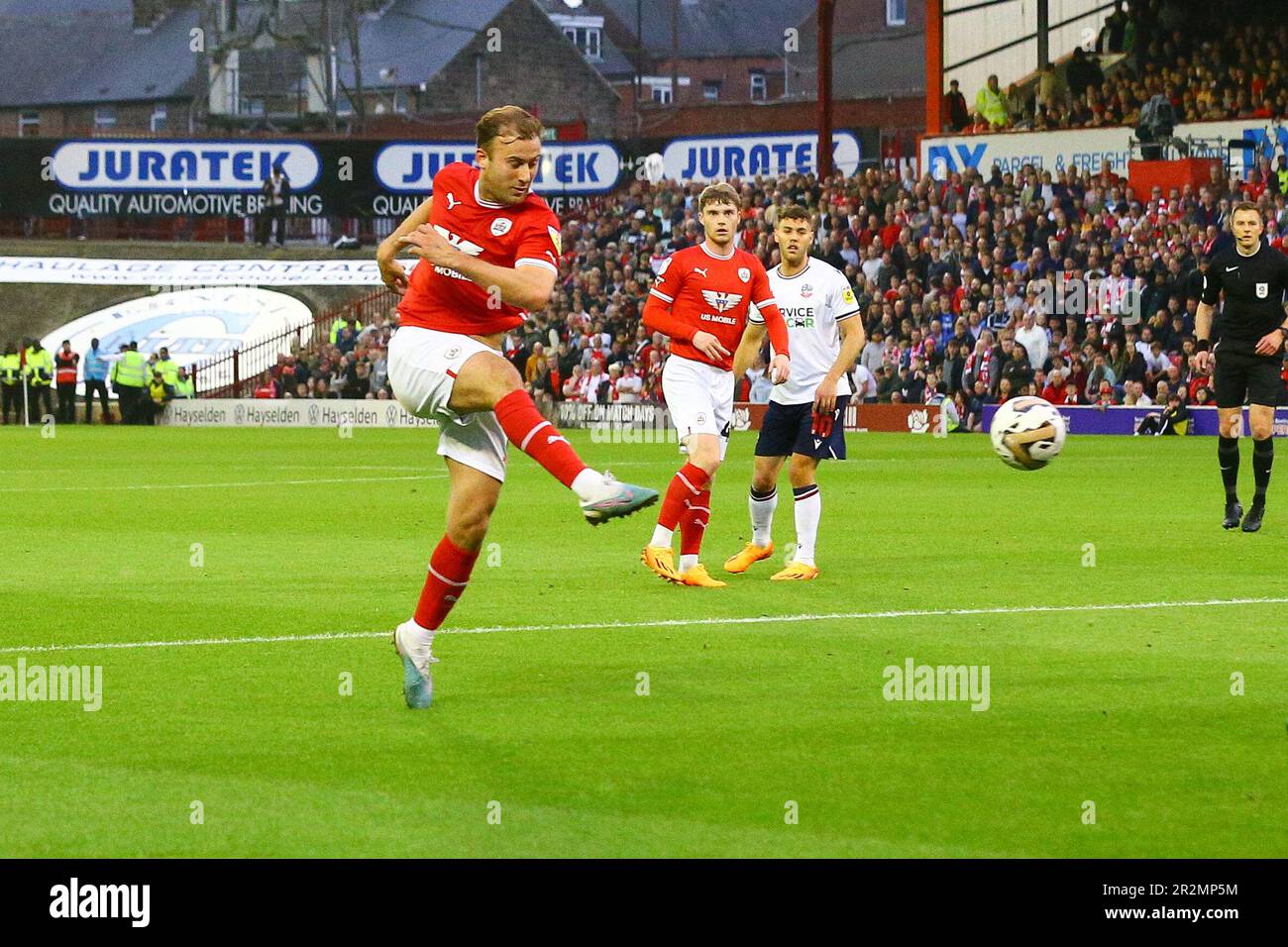 Oakwell Stadium, Barnsley, Inghilterra - 19th maggio 2023 Herbie Kane (8) di Barnsley spara per gol - durante il gioco Barnsley v Bolton Wanderers, Sky Bet League One, Play Off 2nd leg, 2022/23, Oakwell Stadium, Barnsley, Inghilterra - 19th maggio 2023 Credit: Arthur Haigh/WhiteRosePhotos/Alamy Live News Foto Stock