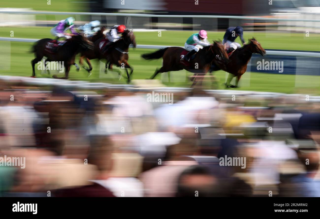 Il cuore caldo guidato da Ryan Moore (a destra) vince la Trial Stakes di Haras De Bouquetot Fillies nel giorno di Lockinge al Shaqab all'ippodromo di Newbury, Berkshire. Data immagine: Sabato 20 maggio 2023. Foto Stock