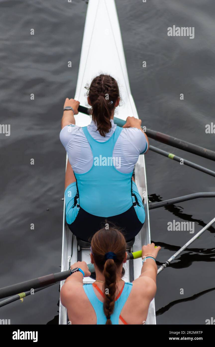 Glasgow, Scozia, Regno Unito. 20th maggio, 2023. La Scottish Boat Race è una gara di canottaggio annuale di oltre 2km km sul fiume Clyde tra l'Università di Glasgow e l'Università di Edimburgo. La gara inizia al South Portland Street Suspension Bridge e termina alla Glasgow Science Centre Tower. L'evento si compone di sei diverse gare: Un laureato misto, un novizio maschile e un secondo otto, un novizio femminile e un secondo otto, i primi otto maschili, i primi otto femminili e una gara a squadre ergometrica. Credit: SKULLY/Alamy Live News Foto Stock