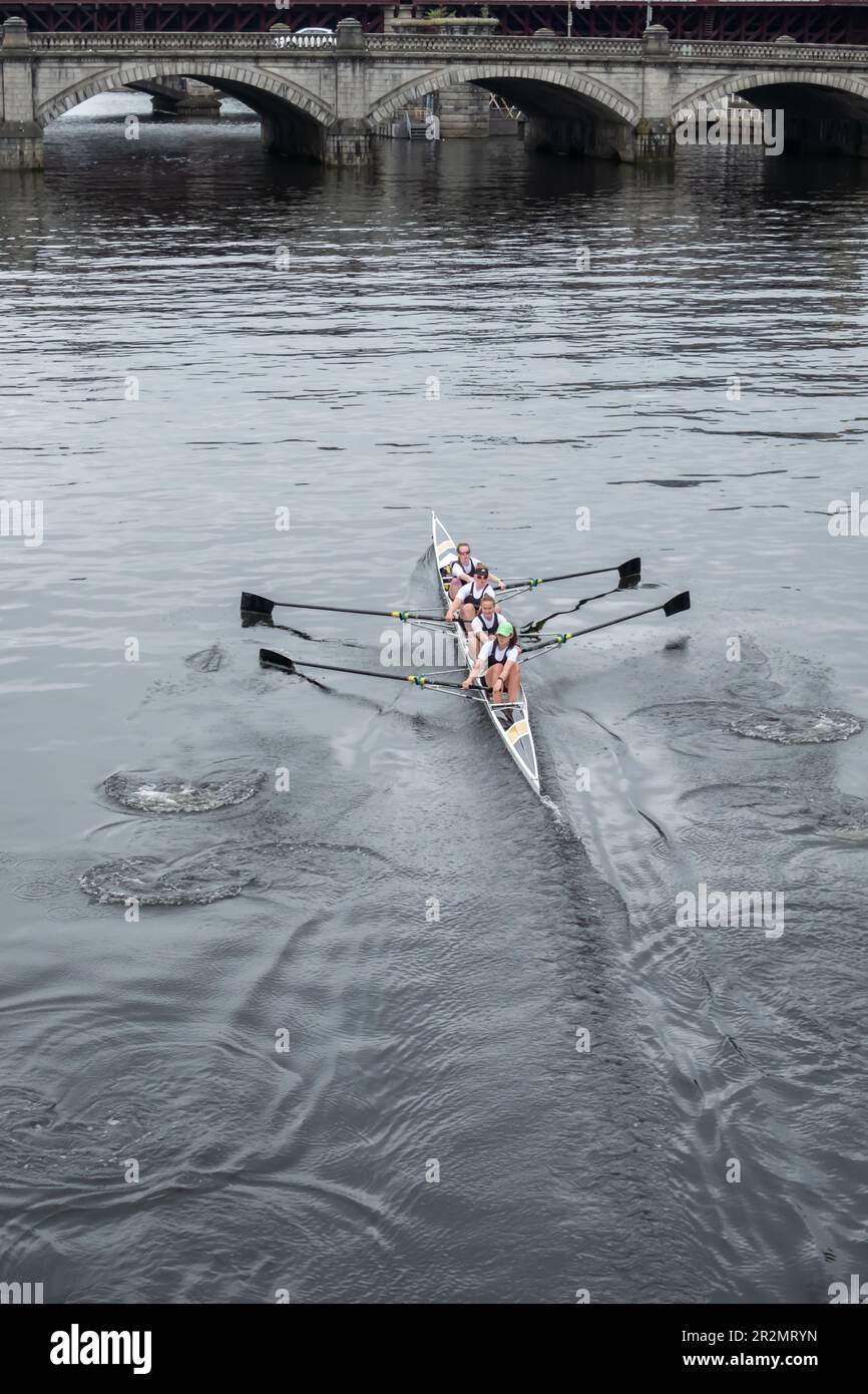 Glasgow, Scozia, Regno Unito. 20th maggio, 2023. La Scottish Boat Race è una gara di canottaggio annuale di oltre 2km km sul fiume Clyde tra l'Università di Glasgow e l'Università di Edimburgo. La gara inizia al South Portland Street Suspension Bridge e termina alla Glasgow Science Centre Tower. L'evento si compone di sei diverse gare: Un laureato misto, un novizio maschile e un secondo otto, un novizio femminile e un secondo otto, i primi otto maschili, i primi otto femminili e una gara a squadre ergometrica. Credit: SKULLY/Alamy Live News Foto Stock