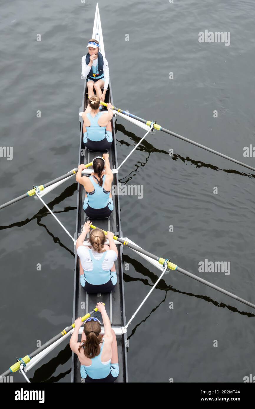 Glasgow, Scozia, Regno Unito. 20th maggio, 2023. La Scottish Boat Race è una gara di canottaggio annuale di oltre 2km km sul fiume Clyde tra l'Università di Glasgow e l'Università di Edimburgo. La gara inizia al South Portland Street Suspension Bridge e termina alla Glasgow Science Centre Tower. L'evento si compone di sei diverse gare: Un laureato misto, un novizio maschile e un secondo otto, un novizio femminile e un secondo otto, i primi otto maschili, i primi otto femminili e una gara a squadre ergometrica. Credit: SKULLY/Alamy Live News Foto Stock