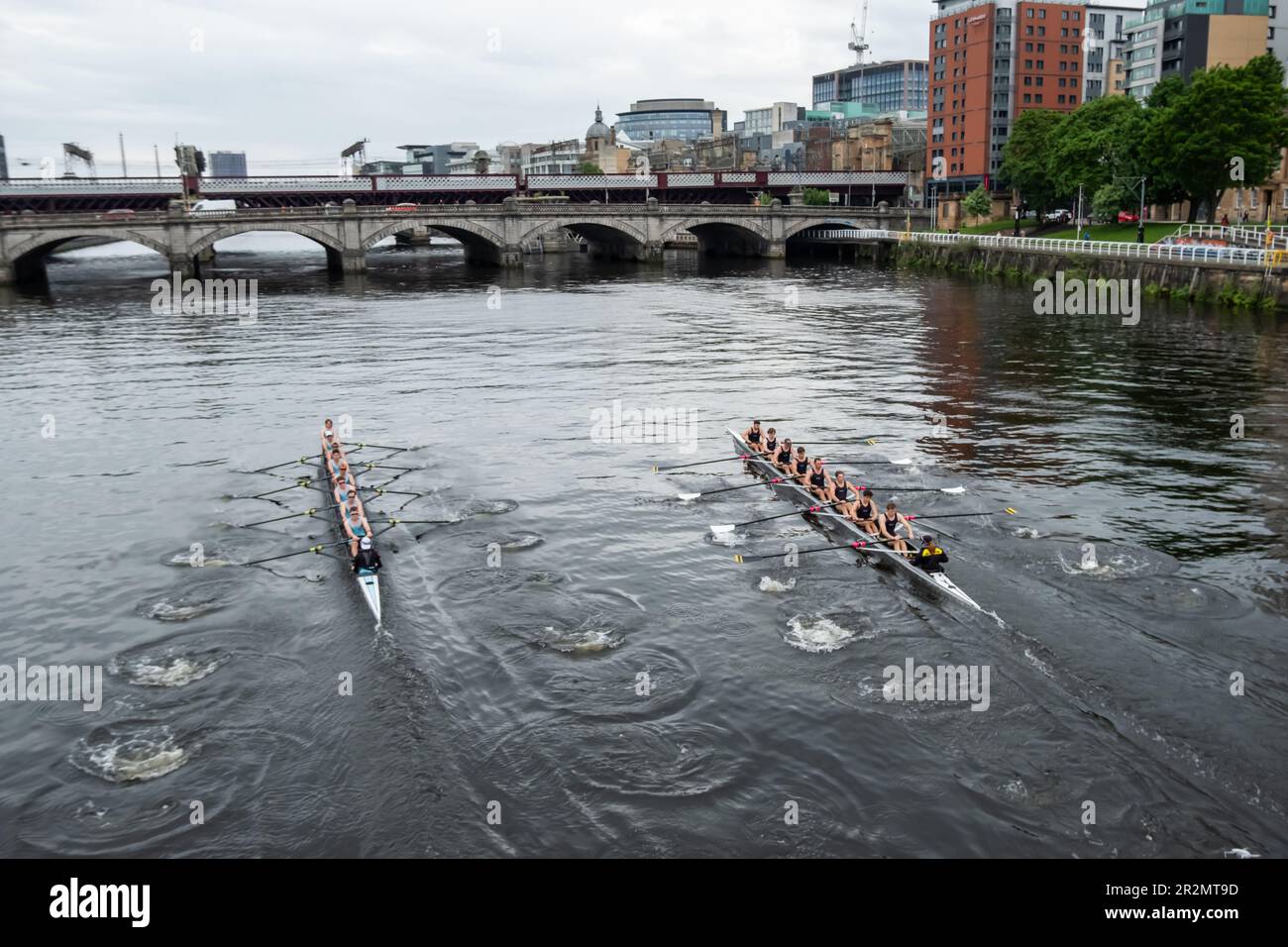 Glasgow, Scozia, Regno Unito. 20th maggio, 2023. La Scottish Boat Race è una gara di canottaggio annuale di oltre 2km km sul fiume Clyde tra l'Università di Glasgow e l'Università di Edimburgo. La gara inizia al South Portland Street Suspension Bridge e termina alla Glasgow Science Centre Tower. L'evento si compone di sei diverse gare: Un laureato misto, un novizio maschile e un secondo otto, un novizio femminile e un secondo otto, i primi otto maschili, i primi otto femminili e una gara a squadre ergometrica. Credit: SKULLY/Alamy Live News Foto Stock