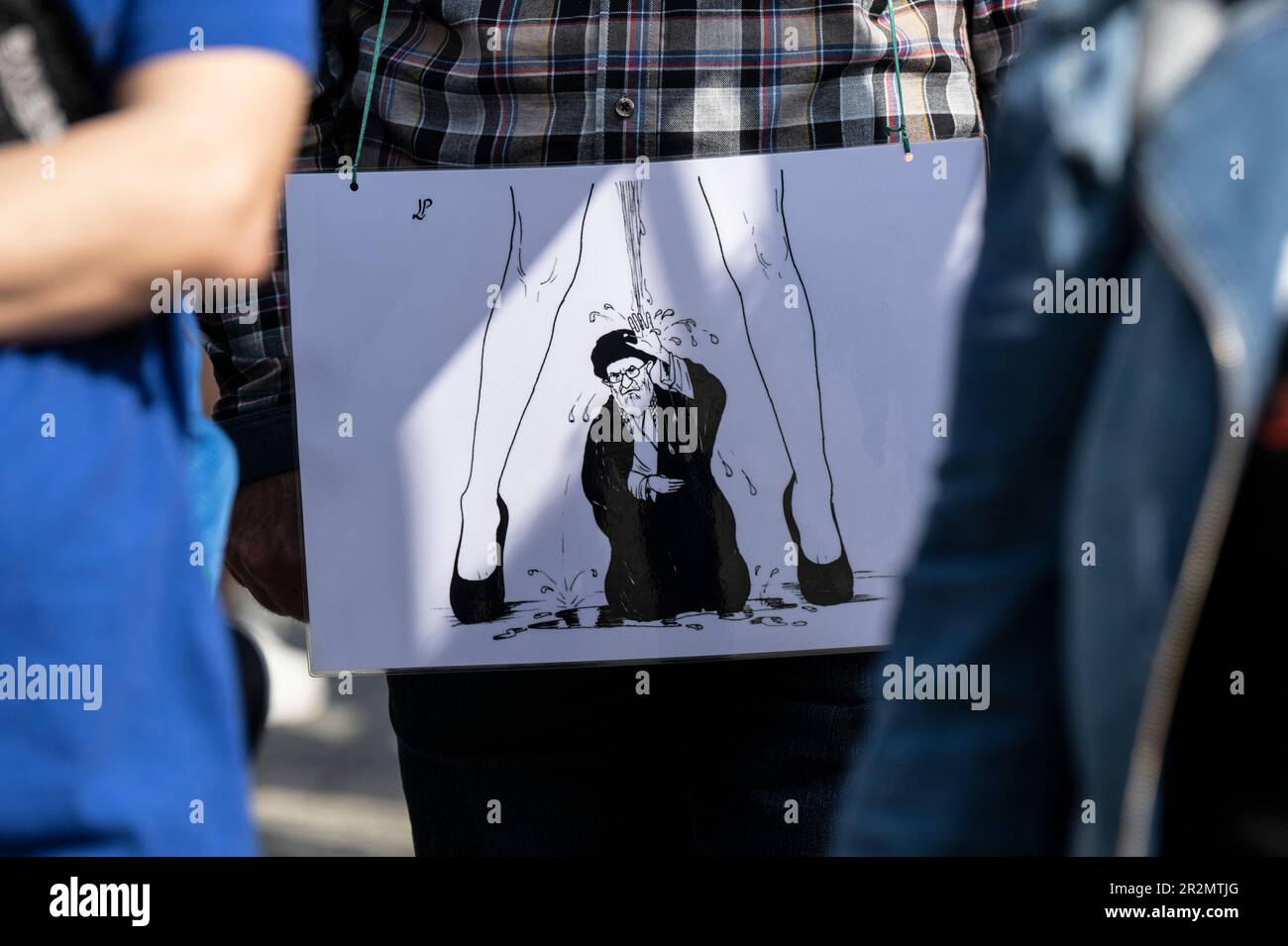 20 maggio 2023, Assia, Francoforte sul meno: Gli esuli iraniani protestano contro le ultime esecuzioni in Iran davanti all'Alte Oper di Francoforte. Una caricatura mostra l'immagine di Ali Khamenei, il leader supremo dell'Iran. Foto: Boris Roessler/dpa Foto Stock