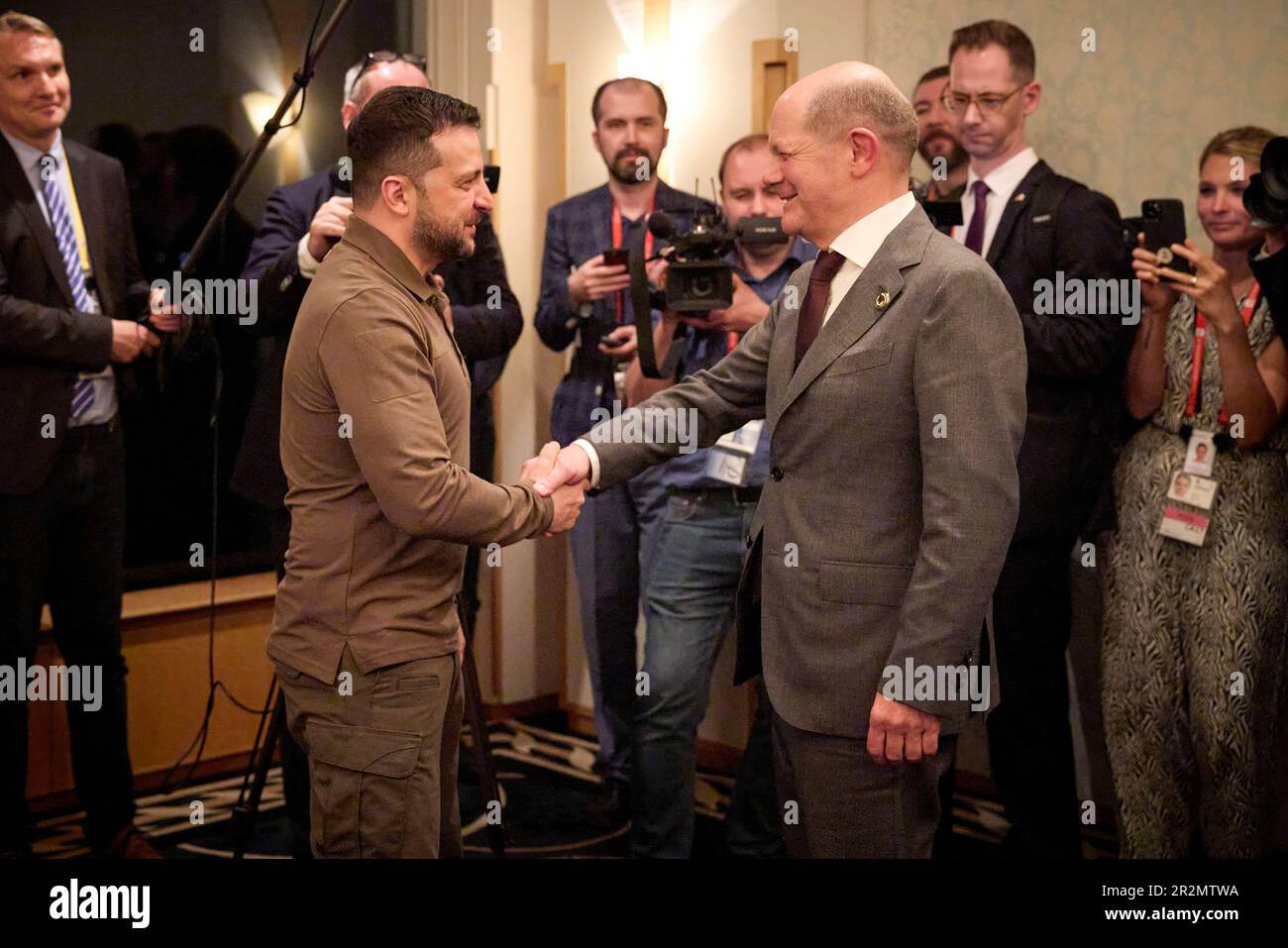 Il Presidente dell'Ucraina Zelensky incontra il Cancelliere tedesco OLAF Scholz mentre Zelensky arriva in Giappone per presentare ai leader mondiali che partecipano al Vertice del G7. Foto Stock