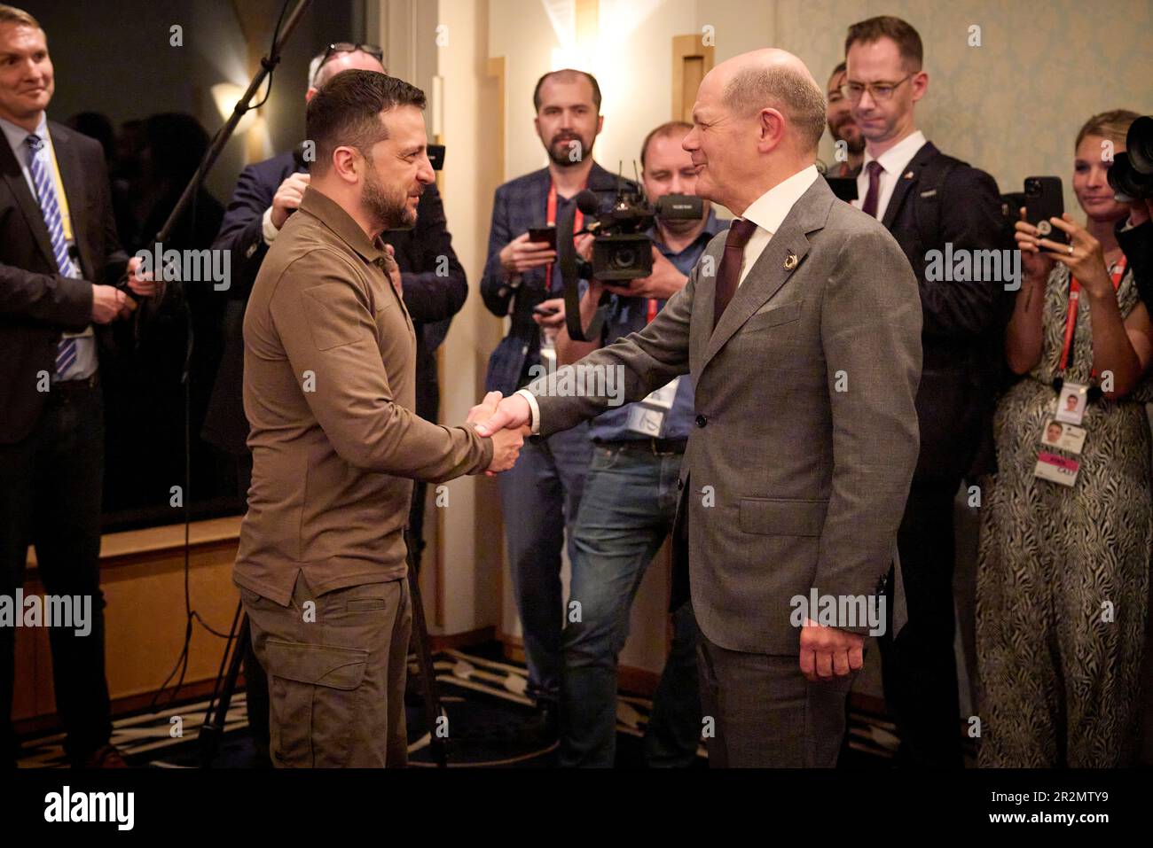 Il Presidente dell'Ucraina Zelensky incontra il Cancelliere tedesco OLAF Scholz mentre Zelensky arriva in Giappone per presentare ai leader mondiali che partecipano al Vertice del G7. Foto Stock