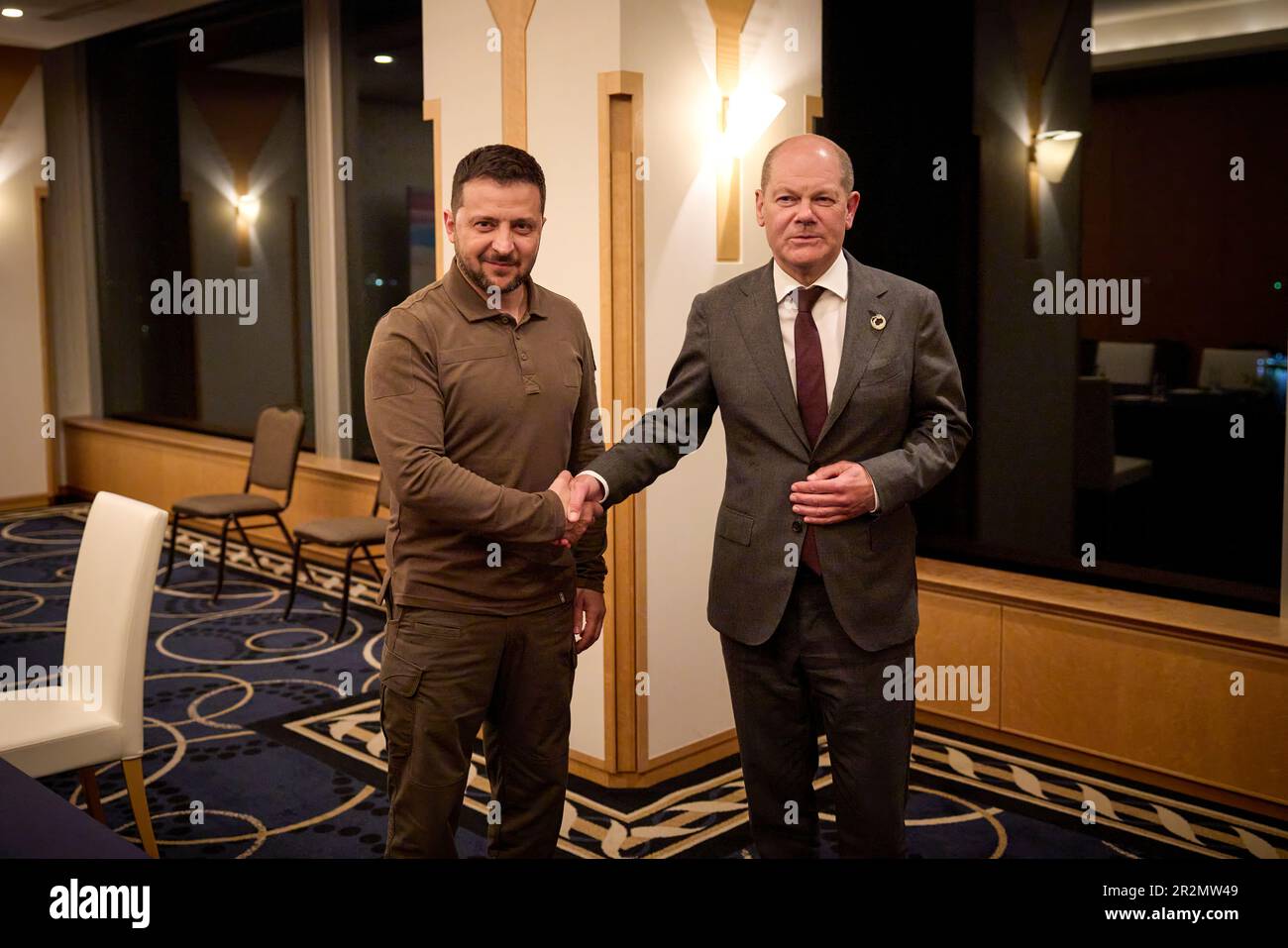 Il Presidente dell'Ucraina Zelensky incontra il Cancelliere tedesco OLAF Scholz mentre Zelensky arriva in Giappone per presentare ai leader mondiali che partecipano al Vertice del G7. Foto Stock