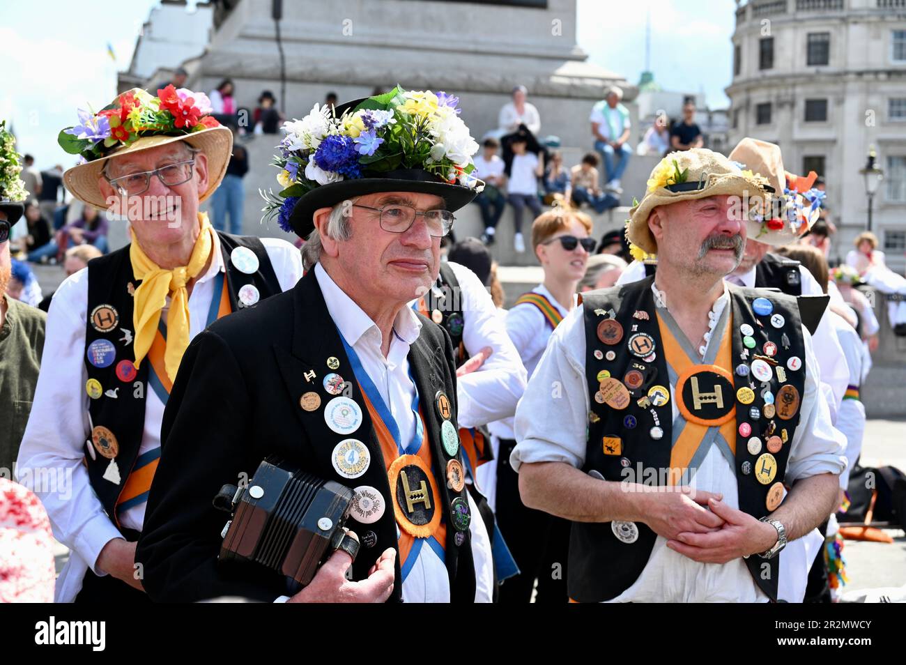 Londra, Regno Unito. Westminster Morris, e gli ospiti hanno partecipato ad una giornata di danza che consisteva in un tour del quartiere di Westminster che includeva uno spettacolo a Trafalgar Square. Credit: michael melia/Alamy Live News Foto Stock