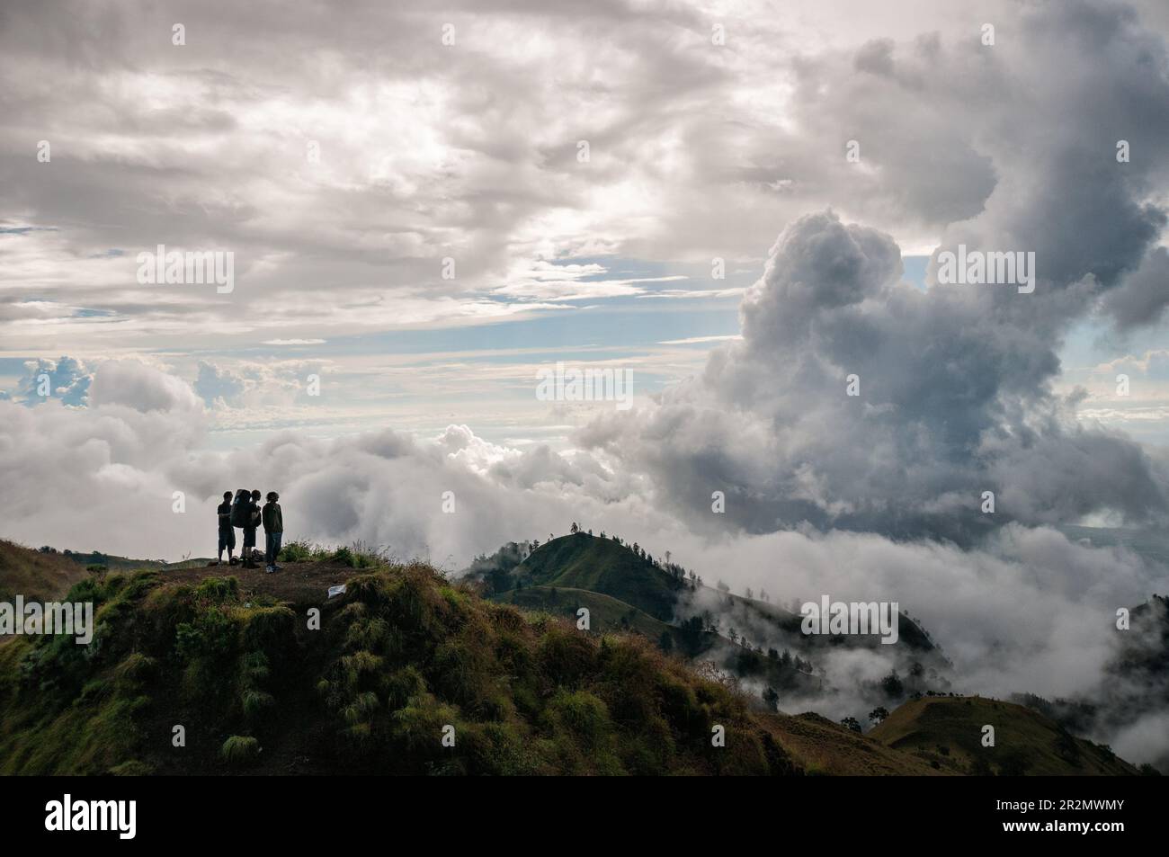 Tra le nuvole al campo sul bordo del cratere di Senaru sul Monte Rinjani, Lombok, Indonesia Foto Stock
