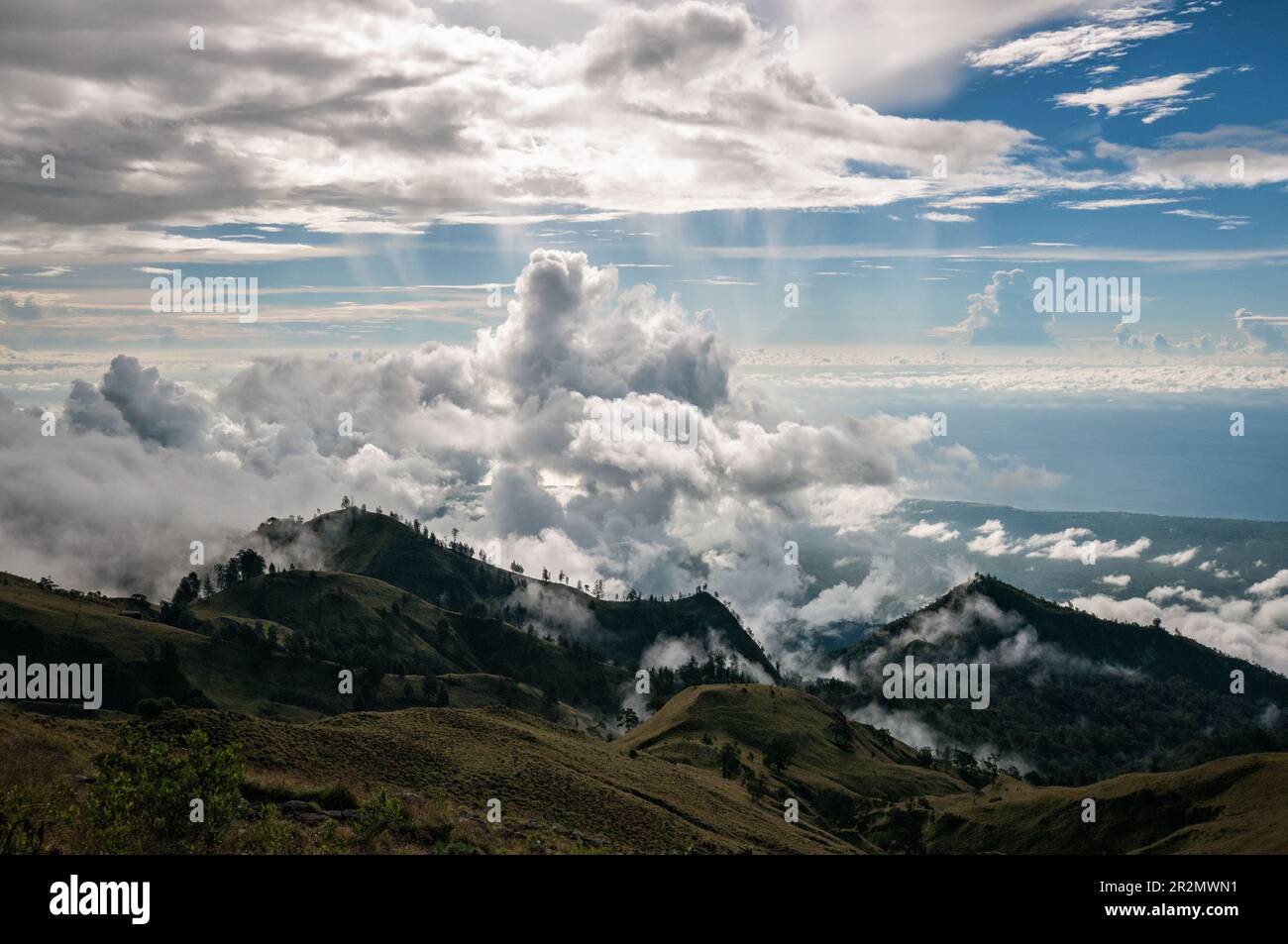 Cielo, mare e nuvole dal Monte Rinjani, Lombok, Indonesia Foto Stock
