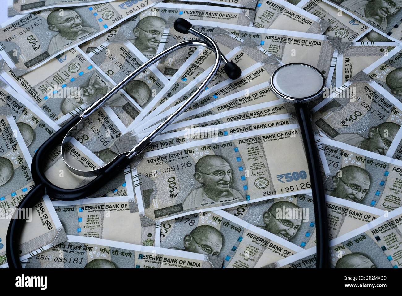 Stetoscopio sulle note indiane di rupie 500, concetto di salute e di affari che mostrano le note di valuta della carta indiana, stetoscopio. Foto Stock
