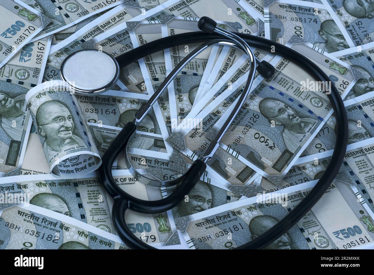 Stetoscopio sulle note indiane di rupie 500, concetto di salute e di affari che mostrano le note di valuta della carta indiana, stetoscopio. Foto Stock