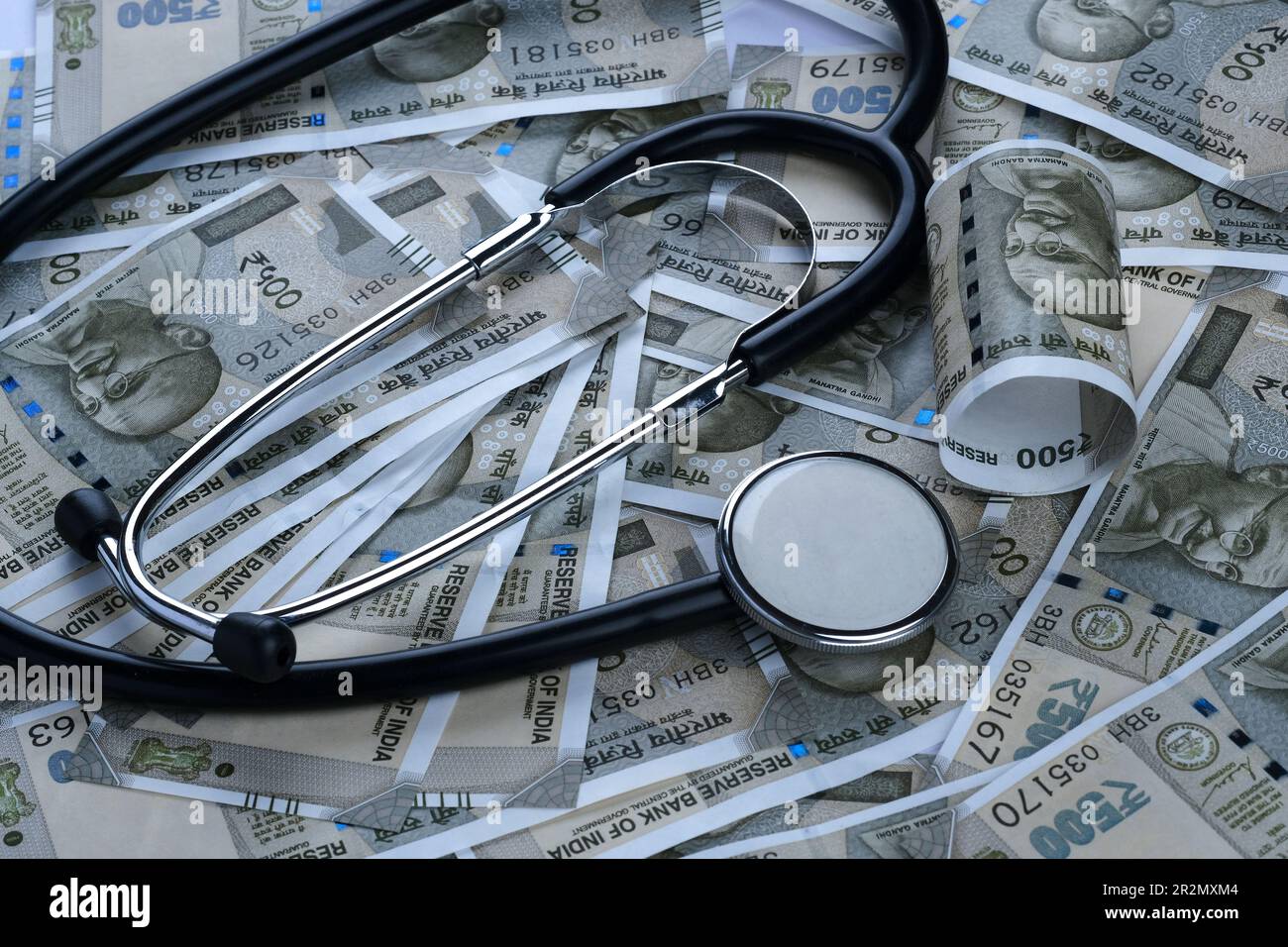 Stetoscopio sulle note indiane di rupie 500, concetto di salute e di affari che mostrano le note di valuta della carta indiana, stetoscopio. Foto Stock