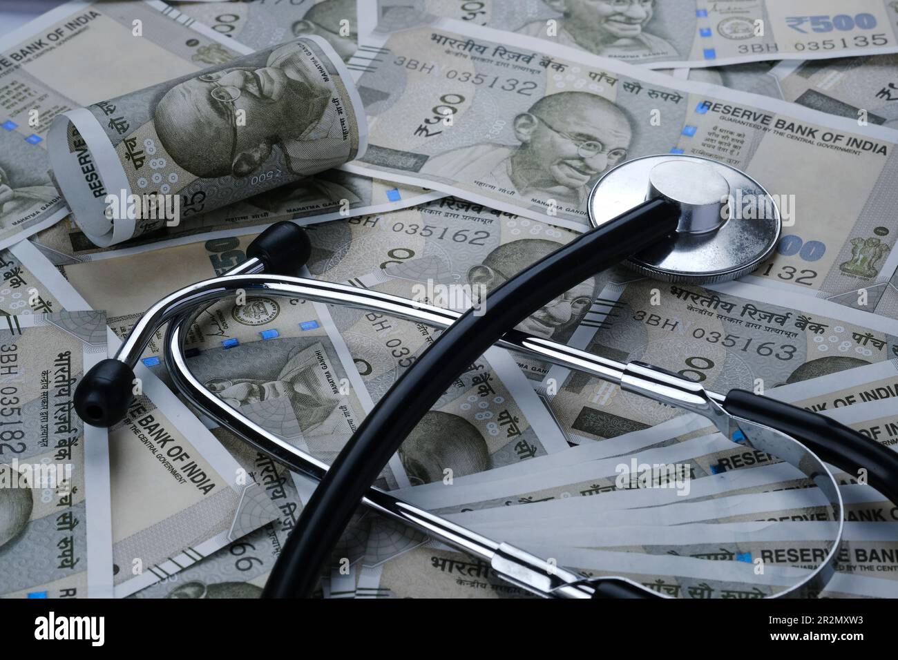 Stetoscopio sulle note indiane di rupie 500, concetto di salute e di affari che mostrano le note di valuta della carta indiana, stetoscopio. Foto Stock