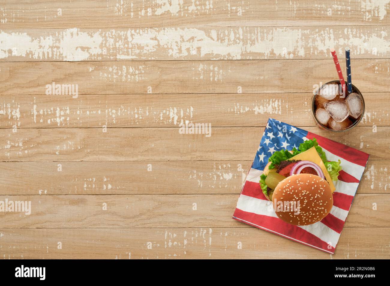 4th luglio, cucina tradizionale da picnic per l'American Independence Day. American Burger e cocktail, bandiere americane e simboli degli USA Patriotic picnic holida Foto Stock