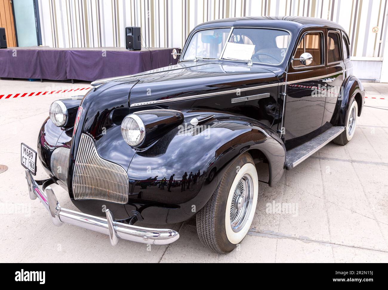 Samara, Russia - 14 maggio 2023: Berlina 1939 4 porte di Buick Century di 1st generazione a una fiera automobilistica locale. Foto Stock