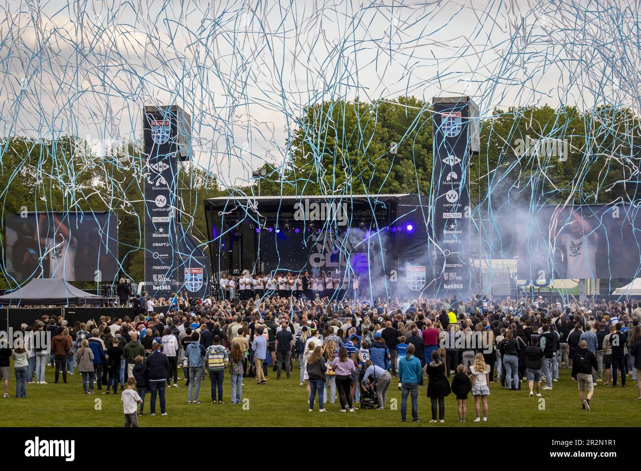 ZWOLLE - i giocatori di PEC Zwolle sono onorati a Park de Wezenlanden. Il club festeggia il suo ritorno all'Eredivie dopo l'ultima partita della Kitchen Champion Division. ANP VINCENT JANNINK olanda fuori - belgio fuori Foto Stock