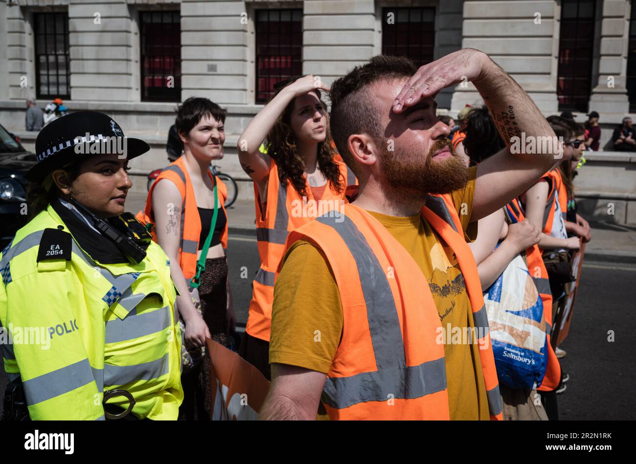 Londra, Regno Unito, 20th maggio 2023. I manifestanti del traffico lento di “Just Stop Oil” a Whitehall, nell’ambito della loro continua campagna contro l’uso di combustibili fossili durante l’emergenza climatica. (Tennessee Jones - Alamy Live News) Foto Stock