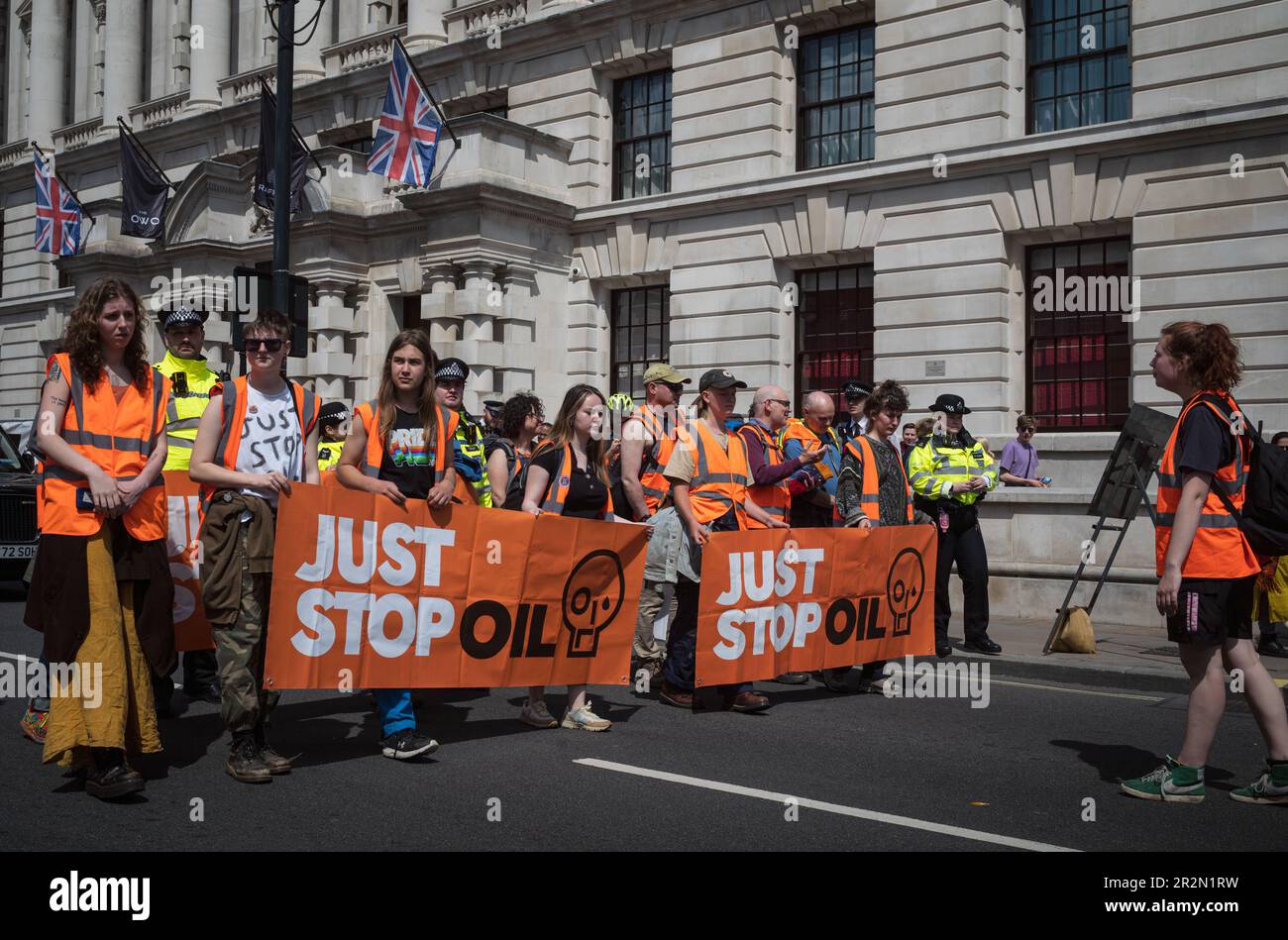 Londra, Regno Unito, 20th maggio 2023. I manifestanti del traffico lento di “Just Stop Oil” a Whitehall, nell’ambito della loro continua campagna contro l’uso di combustibili fossili durante l’emergenza climatica. (Tennessee Jones - Alamy Live News) Foto Stock